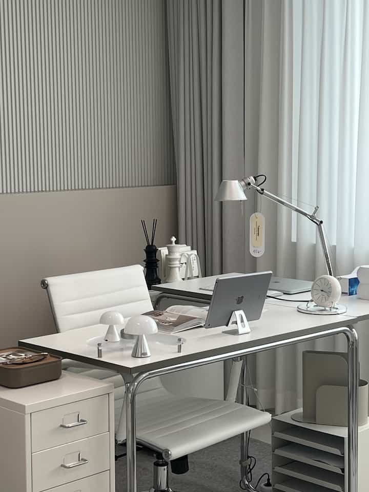 Small but with a big presence, Lexon✨
A small but big presence in the study is the Lexon lighting. It has a cute mushroom shape and also acts as a mood light, so how could you not like it?

It is good to use as an object even when not turned on, and it is a lighting that anyone would like because it comes in a variety of colors
-I have the Lexon Mina M and Mini sizes!

#Lexon #렉슨미나램프 #렉슨조명
#Lighting Recommendation #데스크테리어 #데스크테리어족