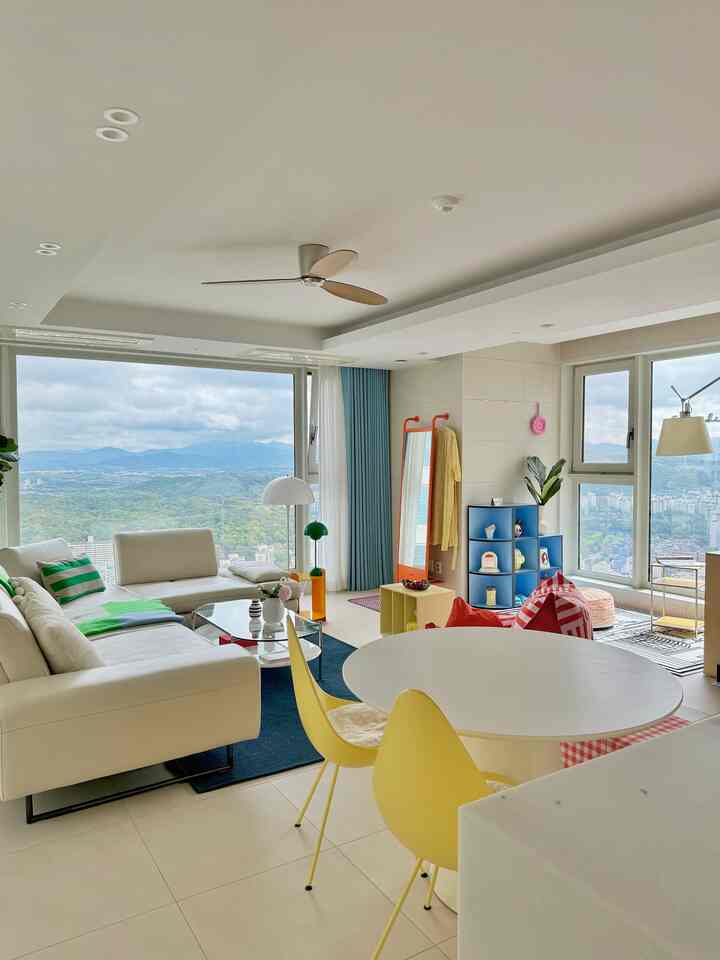 #주말에제일바빠
リビングルームの家具の配置を変更します。

#レアロー #rareraw #폴스미러 #POLESMIRROR #막내이모 #컬러풀인테리어