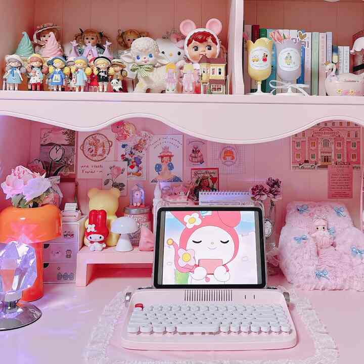 #pinkdesk #desksetup #deskdecor #deskterior 
＃今日の記録＃今日のかわいい＃ピンクインテリア＃ピンク 

🩷pink deskterior🩷
私の好みでいっぱいの場所
年を取っても、これはとても好きです。
今日私の癒しのモーメント🎀

＃私のクリエイター＃デスクインテリア＃デスクを飾る＃デストテリア＃ピンクルーム＃ピンクルーム＃趣味スペース 