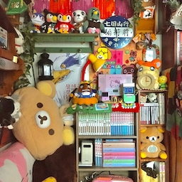 아침에 일어나면 보이는 풍경☀️
1.5평방은 만화책을 둘 공간이 없기에. . 침대를 두고 남은 좁은 틈에 딱 알맞는 책장을 놔주었는데요. . ! 
cd를 틀어놓고 만화책을 읽는 , , 알찬 곳이 되었습니다!🍀
#빈티지 #체리몰딩 #우드 #구축 #작은방 #데스크테리어 #지브리 #지브리인테리어  #키덜트 #키덜트인테리어 #책상 #책상꾸미기  #책상인테리어  #굿즈 #굿즈존 #빈티지 #방꾸미기 #방꾸미기소품  #방꾸 #침대 #침대꾸미기 #만화책장 #만화책 #틈새수납 #틈새선반 #틈새공간활용 #틈새인테리어 