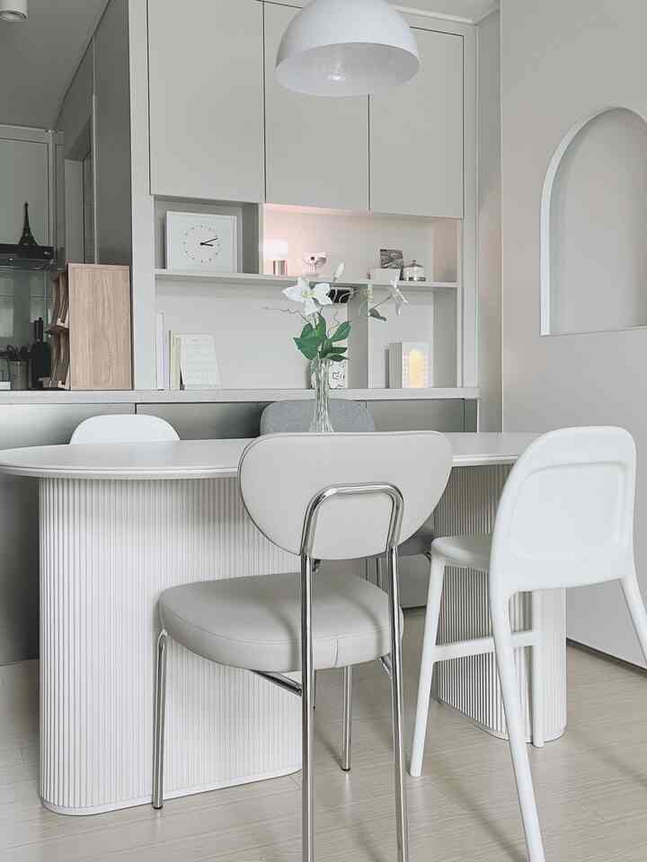 The newly transformed dining room.
It is a space where straight lines and curves are combined.
The dining table with attractive Tempa board legs,
and the Miel chair from Tienne Design,
which is perfect for a terrier interior,
and the kids are decorated with the Urban chair from Ikea.

I put some props on the back shelf and decorated it as an object.

If your back is weak and your butt is stiff or your back is not supported,
your back will hurt a lot and you will get tired,
but the Miel chair has just the right amount of cushioning,
so it is comfortable for your butt and back,
and the backrest is firm,
so it is very comfortable to sit on for a long time.

#Dining room #다이닝테이블 #식탁 #식탁의자 #티엔느디자인 #미엘의자 #식탁의자추천 #템바보드 #템바보드인테리어 #템바보드식탁 #식탁추천 #식탁인테리어 #쇠테리어 #화이트인테리어 #모던인테리어 #나도크리에이터 #맞팔