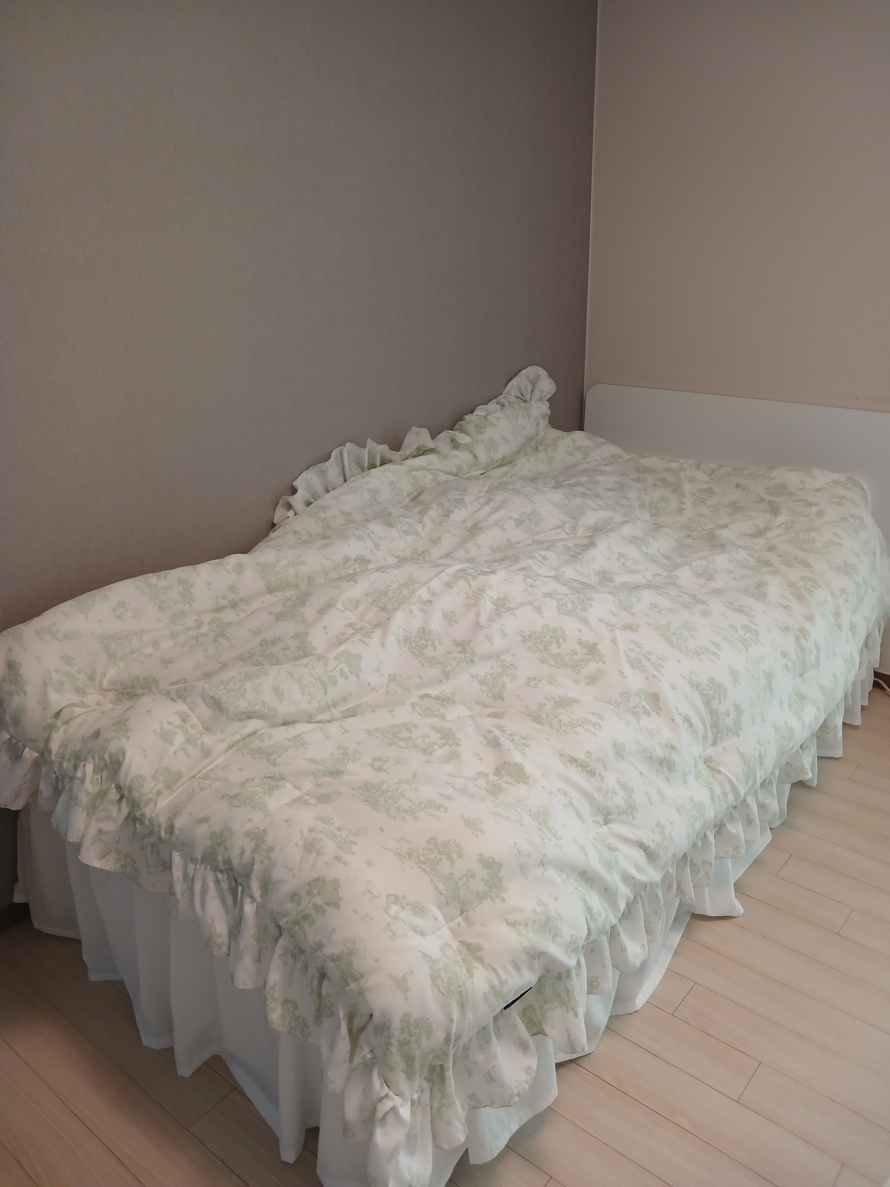 Hotel Style Dust Free Frill Comforter user photo