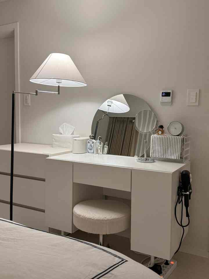 寝室の化粧台で朝の支度を快適に