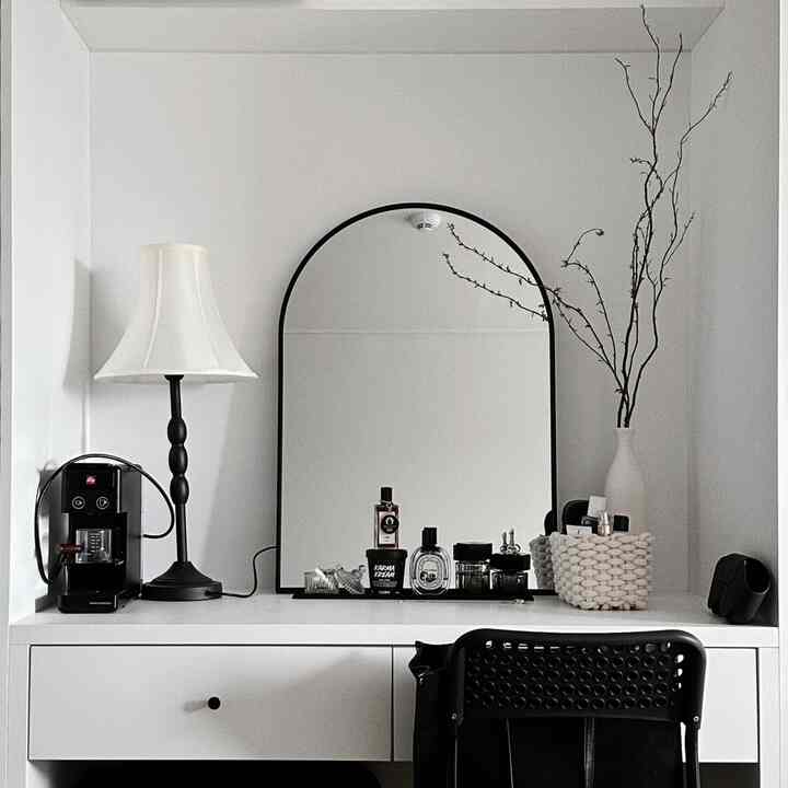 #원룸화장대 #화장대 #tv장 今日の家🏠 製品で化粧台 芽メイクオーバーしたか移住くらいになっていきます🖤  #화장대거울 #화병 #꽃병 #단스탠드 #블랙앤화이트 #화이트인테리어 #8평  