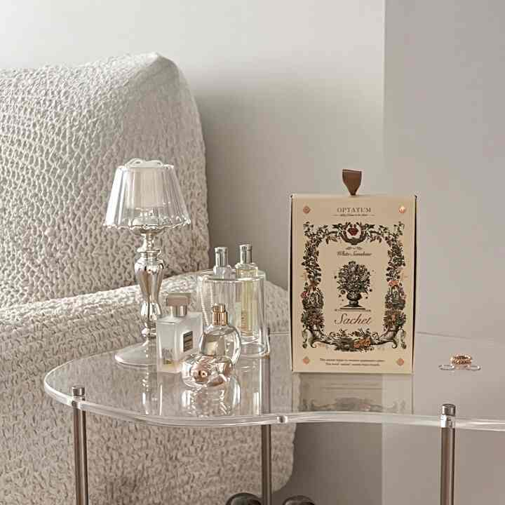 #제품협찬

香りが必要な空間に、香りのポケットをかけてください✨
サシェ（sachet）はフランス語で香袋のポケットを意味します。

エレガントなパッケージに最初に反して
豪華な香りにもう一度惚れたオプタムサシェ。

豪華でエレガントな香りのホワイトサンシャインサシェは、天然石で作られ、柔らかいマグノリアと快適さいっぱいのバニラ、そしてマスクの深さが加わったとても魅力的な香りです。

フィードに香りを加えることができればどれほど良いかと思いました。良い香は共有したいでしょう🫶🏻 

私の空間を香りにしたいところならどこでも..
ワードローブ、引き出し、車の中、ドア、ハンガー.. 
サシェと一緒にできます。☺

@optatum_story  #사쉐 #sachet #실내방향제 #집들이선물 #fragrance #인테리어 #인테리어소품