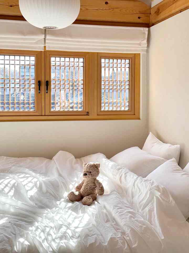 #오늘장면한컷 #맞팔 
Bedding and sunlight shower on a sunny day☀️
On sunny days, raise all the curtains and let the sunlight shower in.

#Bedroom interior #화이트우드침실 #화이트침실인테리어 #한옥창문 #한옥인테리어 #육아일상 #오늘의우리집 #집에서제일바빠 #예쁜템최고야 #침실커튼 #침실가구 #침실꾸미기 #호텔침구 #화이트침구 