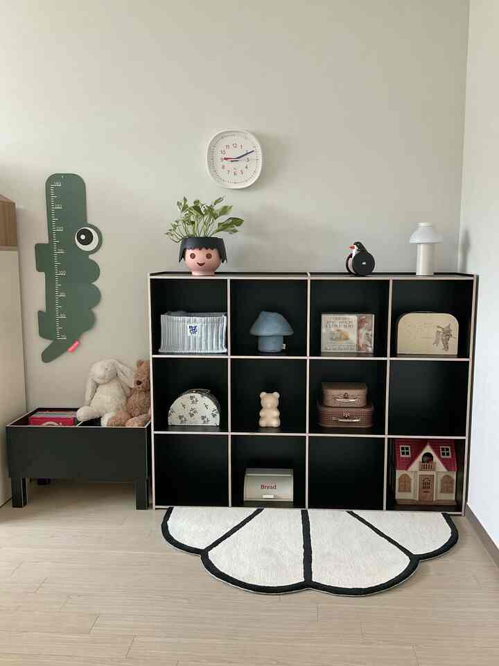 悩んで悩んで黒本棚を聞いた🖤
きちんとしたので、あまりにも、
クロワッサンラグランとも似合いましょう🥐🥐

＃ベビールーム飾り#子育て情報 #子育て用品 