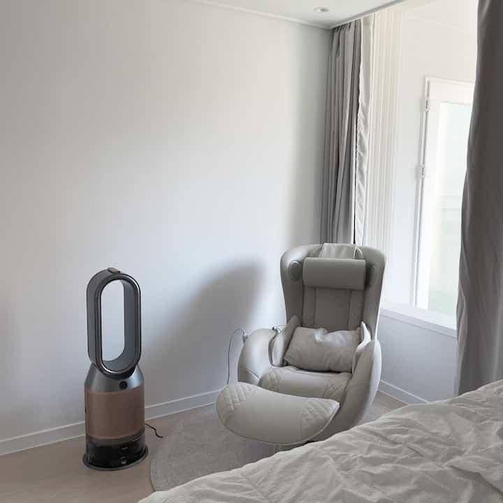 #今日の私の家🫧

▫️蜂蜜のための＃dyson＃加湿空気清浄機
インテリア後、ほこり臭い乾燥など寝て起きると
首が痛くて全身が割れる乾燥さに耐えにくいほど..
あまりにも切実だった＃加湿器と＃空気清浄機
夜間モードを使って静かな状態で寝ると朝は違うよ👍🏻

▫️新婚旅行に必ず置きたかった＃ヌハス＃マッサージチェア
＃インテリアに邪魔されずにマッサージ可能な製品が欲しかった
体験後の悩みの末に購入してしまった＃ヌハスマッサージチェア
我が家のリビングルームに完全にこだわったエルダーホワイトカラーで決定！
スツールを使った#リクライナーロボットのようなマッサージチェアのように
狂ったようにクールではありませんが、首などの腰のお尻 
集中マッサージで出て、新郎には十分なマッサージチェア！
Bluetoothスピーカーで音楽を入れてマッサージを受けながら昼寝しなければなりません😴

＃私のお金の耐久＃ダイソン＃ダイソン空気清浄機＃ダイソン加湿器＃新婚家の装飾＃新婚夫婦＃新婚夫婦＃新婚旅行のインテリア＃アパートのインテリア＃アパートのモデリング＃セルフインテリア＃寝室のインテリア＃ホワイトインテリア＃家の装飾＃ホームスタイル＃1引用ソファ＃インテリア家具＃新婚家具＃新婚家電