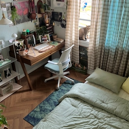 예쁜 올리브빛이 매력적인 코코니엘의 가든 커튼으로 교체했어요🍃 자연스러운 주름이 있으면서 구김은 잘 안가는, 원단의 내추럴한 느낌도 너무 좋고요. 은은한 파스텔 색감과 체크패턴에 폭 빠졌어요💚🤍 올리브와 오렌지가 섞인 체크라 빛받으면 색감이 오묘하답니다🍊 특히 바람이 살랑일때 너무 예뻐요🌬️
저는 4장으로 풍성하게 연출했는데, 적당한 두께감으로 빛도 차단해주면서 비침이 거의 없어서 가리고 싶은곳 어디든! 가리개 커튼으로 딱이예요🤍 
🔖 가든 커튼
🏷️ @coconiel_ 
#코코니엘 #커튼 #가리개커튼 #체크커튼 #커튼추천 #인테리어소품 #소품인테리어 #커텐 #커텐추천 #커텐인테리어 #가림막커튼 #공간분리커튼 #작은방 #작은방인테리어 #작은방꾸미기 #원룸인테리어 #원룸꾸미기 #원룸 #자취방 #자취방인테리어 #자취방꾸미기 #그린인테리어 #데스크테리어 #크리에이터 #오늘우리집 