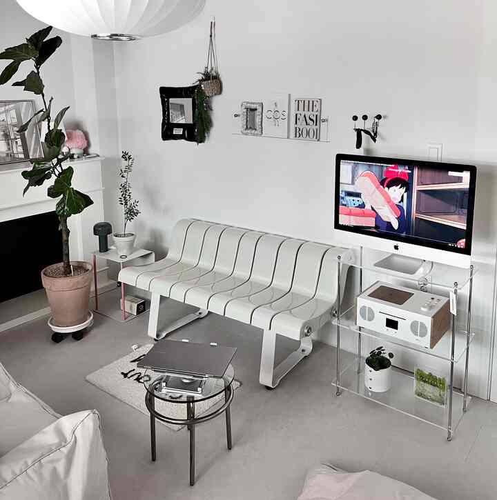 New bench type chair and storage cabinet
Personally, it has become a very pretty and beloved space!
And my favorite iMac is haha


#Studio #방꾸미기 #집꾸미기 #공간 #수납장 #트롤리 #모던 #미니멀라이프 #예쁜템 #맞팔 #팔로우 #의자 #스피커 #식물 #조화 #거울 #홈오피스 #데스크테리어 #홈카페