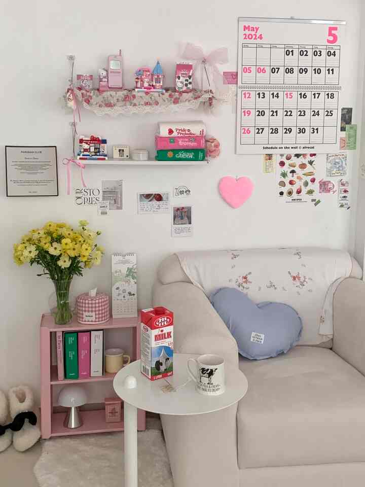 #오늘장면한컷 #내돈내산 I made a study zone 🩷📝
Pink color as a point and perfect wall decoration ✨

📍I've added the best information tags ever, so 
Please feel free to leave a comment if you have any questions🫶🏻😉

#Follow back #1인가구 #10평미만 #자취방인테리어 #부모님과함께사는집 #부모님과사는집 #내방꾸미기 #미니멀 #프렌치 #모던 #모듈선반 #심플인테리어 #방인테리어 #미니멀라이프 #작은방 #자취 #이케아 #핑크 #서재 #핑크인테리어 #서재인테리어 #1인소파 #사이드테이블