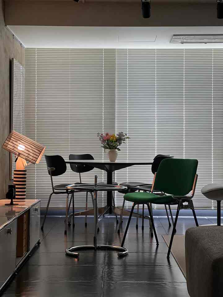 ￼USMリビングルームに変更した後、はるかにきれいになったリビングルームTVゾーン🖤 
＃今日の記録＃今日の家のクリエイター＃今月よく買ったアイテム＃ユーエスエム＃リビングルーム＃テレビ長＃インダストリアル＃ミッドセンチュリーモダン＃露出コンクリート＃ブラックタイル＃ハーマンミラーテーブル＃イムステイブル＃ダイニングテーブルチェアおすすめ＃サークルテーブル＃ワイルドスピアーズ#se68 #アノニマカステリー #dsc106 #アルテミデショー君 #クラシコン #アルミブラインド #サイザルラグ #リビングインテリア #ブラックインテリア #リビング小物おすすめ #照明おすすめ #ホームスタイリング 