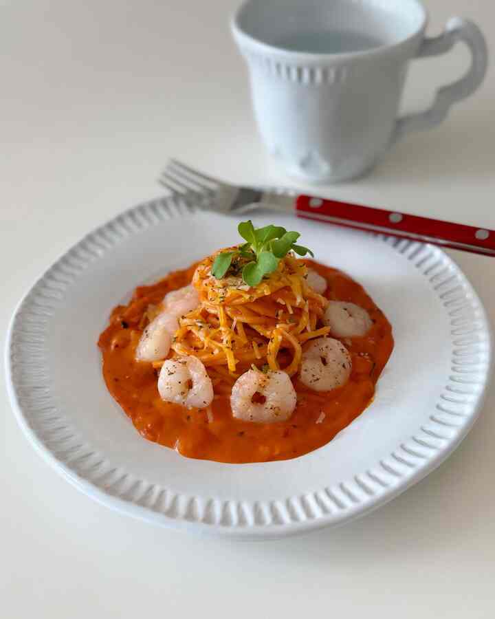 

今日は私がパスタシェフ🍝

料理するのは面倒ですが、おいしいものは食べたいですか？
パスタすぐ進めて！

最近は市販のパスタソースがとてもよく出てきた
自宅でも手軽においしいパスタを食べることができていいですㅎ 
エビ好きな新郎のためにエビ贅沢に入れてパスタ作りましたが反応爆発ですね😍

＃パスタ＃スパゲッティ＃超軽食料理ロゼパスタ＃ボウルおすすめ＃パスタ＃料理＃ホームクック＃超簡易レシピ＃エビ料理＃vbcカサ＃ボウル＃新婚食器＃サーブル