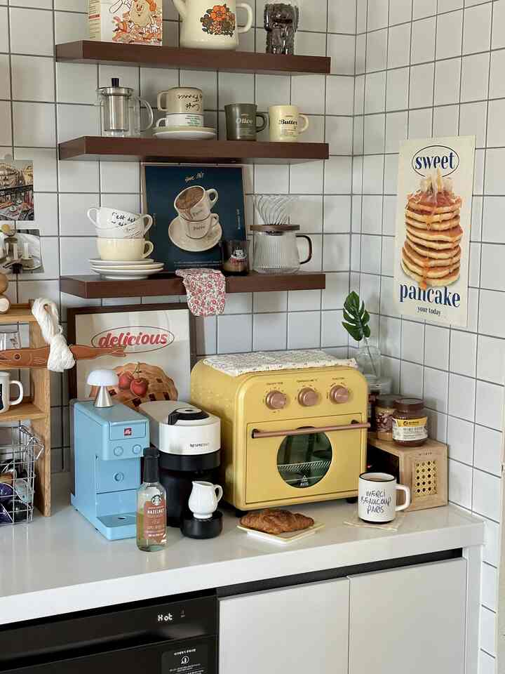 ナチュラルカラーと木目調が調和したキッチンのおうちカフェ、棚やポスターが配置された雰囲気のあるインテリア