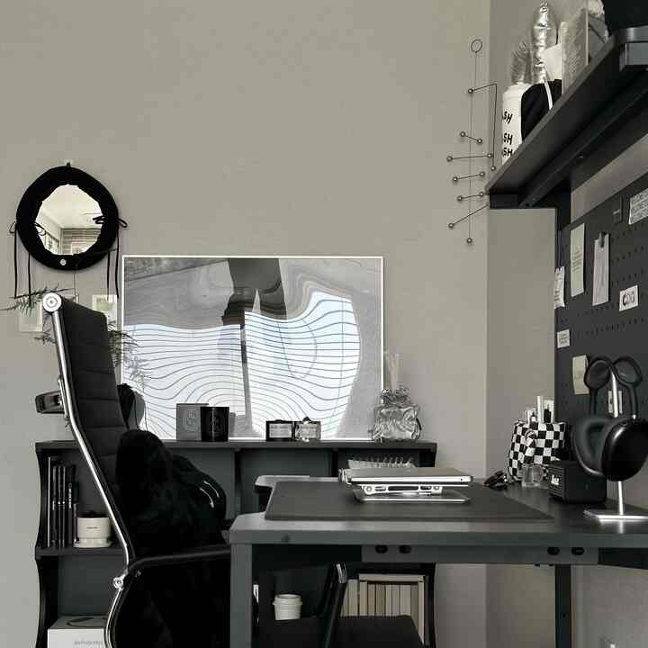 ブラックとグレーのトーンのホームオフィス、モダンなデスクとオフィスチェアが配置された印象的な作業空間