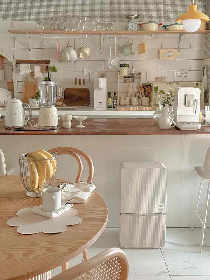 Pada hari berawan, saya menyalakan dehumidifier dan mengontrol kelembapan.
Pada Hari Anak, saya ingat pergi ke taman bersama ibu dan adik laki-laki saya tanpa ayah saya yang sibuk. Ada begitu banyak orang, tetapi bahkan sekarang, ketika saya memikirkannya, saya ingat melihat Hari Anak yang bahagia sebagai hari yang membahagiakan.
Hari ini diprakirakan akan turun hujan, tapi dimanapun kamu berada, tetaplah tersenyum cerah🤍




#dapur #interiorrumahpengantinbaru #peralatanpengantinbaru #peralatandapur #housekeeping #peralatandapur #smeg #mesinkopi #blender #penyimpanandapur #rakdapur #kayuputih #kayu #dapurpulau #barrumah #interior mandiri #kaferumah #ruang makan meja #meja dan kursi makan #alat peraga #meja makanbulat #pemurniair #alatmasak #obralcocok #dapurcantik #hiasanrumah #dehumidifier #aksesorisinterior #rekomendasidehumidifier #interiordapur