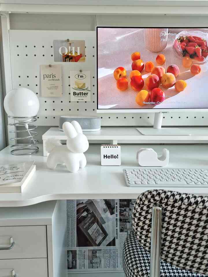 ホワイトトーンのホームオフィス空間、ムードランプとウサギのオブジェが配置されたシンプルで清潔感のあるデスクインテリア