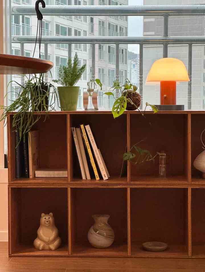 Lemari penyimpanan dibawa dengan wortel 🛒
Saya menumpuk dua di antaranya dan meletakkan buku serta berbagai benda dan tanaman, dan keduanya menjadi titik fokus ruang tamu!
Dapatkan dengan harga murah di Carrot ☻ ☺︎ #거실수납 #거실수납장 #정리정돈 