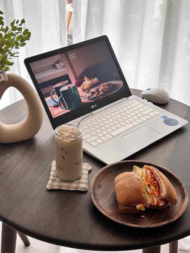#나의한잔기록 #맞팔
The long holiday has passed 
Gather what's in the refrigerator
Add carrot laffe
Make your own sandwich
My cup of iced latte!


#Wood interior #원형테이블 #원목식탁세트
#Morning Coffee #홈카페 #홈카페존 
