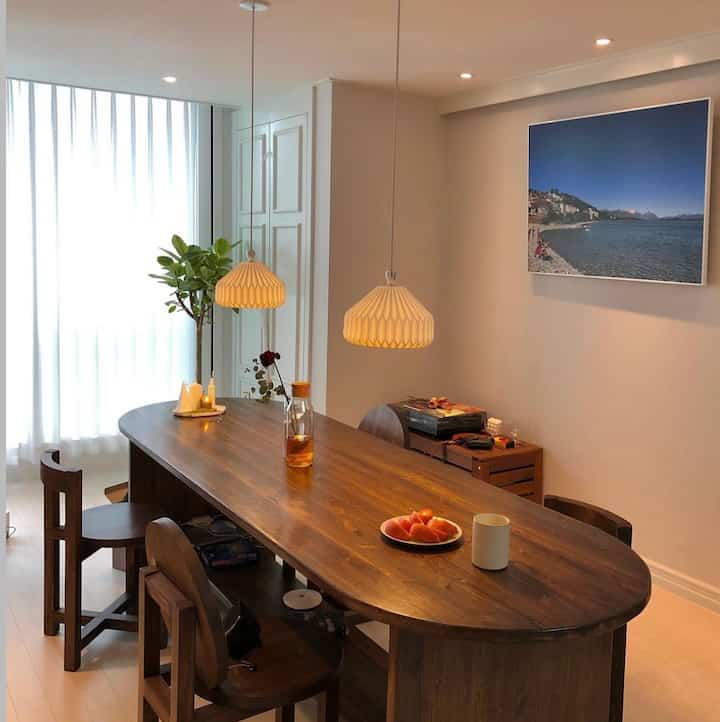 #今日の私たちの家🚪私たちの最初の場所
リビングルームにテレビとソファを置く仕組みを思い切ってあきらめて
大きな木のテーブルを置いてダイニングルームにしました🪑

一緒にドランドラン座って話をたくさんして暮らそうという夫のアイデアでした🤍のおかげでお客様が来ても、一日中顔を見て話し、窓の外も眺めて流れる音楽も聞いてみました🍃

今は赤ちゃんができてソファを聞きましたが、いつかまたリビングルームをダイニングルームにしたいです！♥️

＃ダイニングルーム＃原木テーブルスープ記録＃家の飾り＃リビングの飾り＃ダイニングテーブルインテリア＃ダイニングテーブル照明＃照明インテリア＃照明おすすめ＃ダイニングテーブル飾り