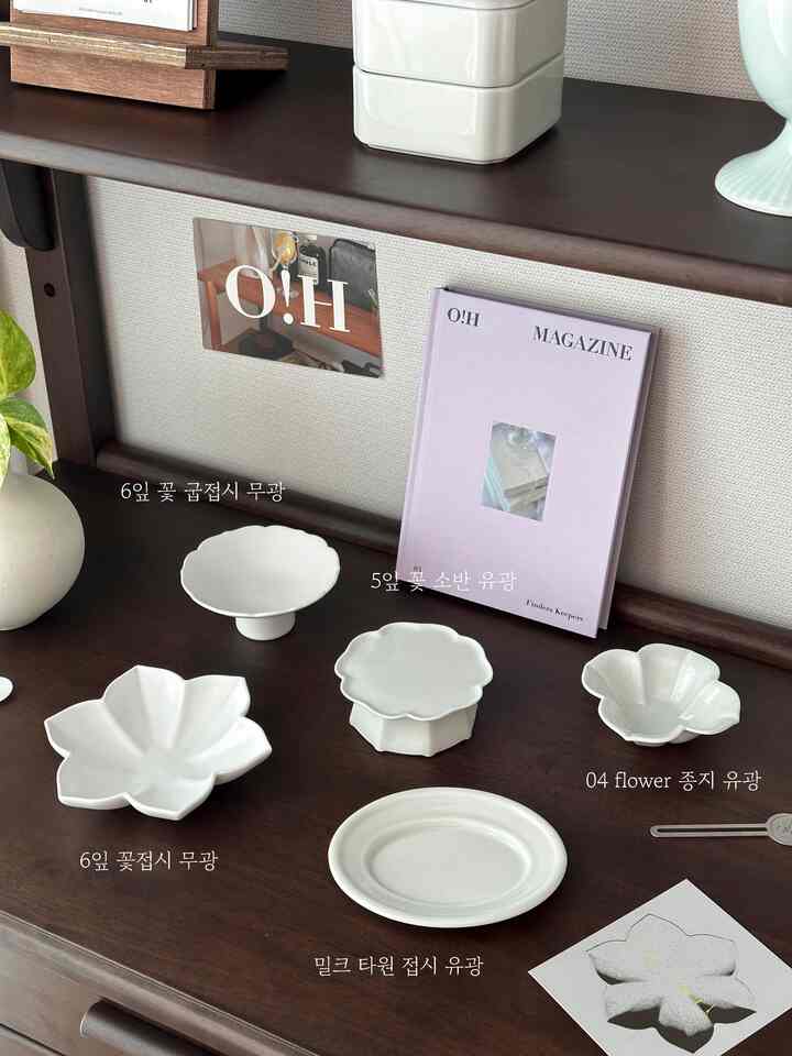 無磁器の器は食べ物を入れてもきれいですが、そのまま置いてもオブジェのように使える作品になる器です。デザイナーボウル打ちは1個あたり5万ウォン以下で、価格も安い方だからプレゼントしたり、一つずつ集めるのもいいと思います。
艶消しの乳光はとても悩んでいて混ぜて購入しましたが、異質感がなくてとてもきれいです🤍
マットは白くて甘い美しさ、ユグァンは少し青く回る光沢がとても豪華です。 
やっぱり無磁器😭
 空の皿のままでもオブジェのようにきれいですが、今後活用する姿もたくさんお見せしますよ🤍


#5万ウォン以下の贈り物 