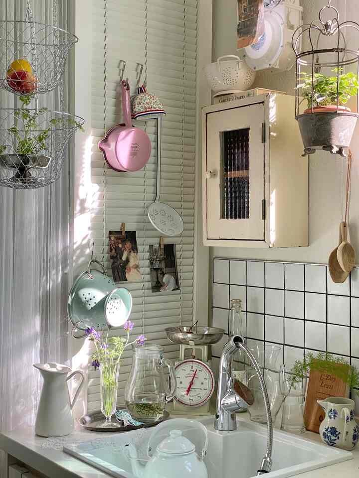 Musim yang jarang terjadi ketika Anda bisa melihat sinar matahari pagi dari rumah yang menghadap barat daya✨
Mengejutkan bahwa saya tidak mengetahui hal ini selama 3 tahun setelah pindah ke  hari ini #예쁜템최고야 #보조주방 #주방인테리어 #주방소품 #감성인테리어 #감성소품 #주방꾸미기 { 7# Dinding sementara} #망사커튼 #주방인테리어소품