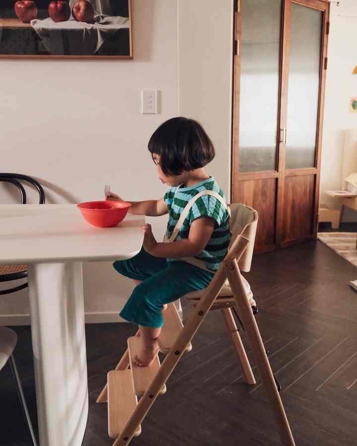 私の家を食べる妖精のニューチェア🪑
組立も不要で、（組立状態で配送）
13cm幅でコンパクトに折りたたみ 
空間車もしないで。壁に歩いておくこともできます！  ✨ 

110kgまで耐えて大人まで可能な生涯チェアです。
木の質感もとてもきれいで、やはり北欧デザイン👍🏻🤍
赤ちゃんは安全ガードとプレートオプションもあります。 

どうやらヨーガー➰
国民がハイチェアになるのではないかと思います。
気に入って好きです。

@kaos__kr #카오스클랩  #카오스하이체어 #클랩하이체어  #kaos #babychair
