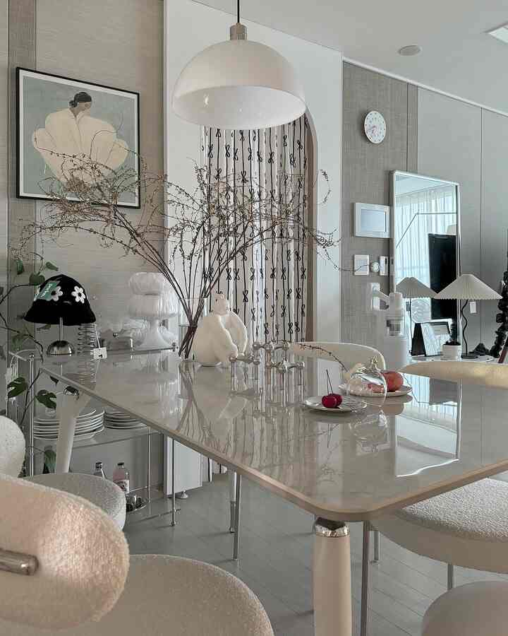 ホワイトとベージュのトーンによるナチュラルモダンな4人用ダイニング、清潔感あるテーブルとチェアを配した印象的な空間