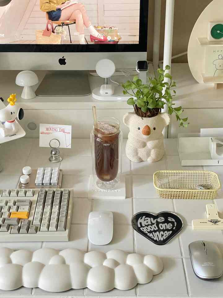 #나의한잔기록
Fill your favorite glass with cool ah 
I'm too lazy to listen to the playlist! 

#glass cup #데스크테리어 #커피잔 #책상꾸미기 #유리잔 #책상인테리어 #커피타임 #서재꾸미기 #서재인테리어 #작은방인테리어 #인테리어소품 #홈카페컵 #홈카페소품 