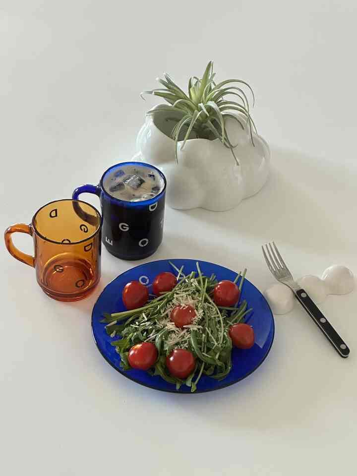 Minuman hari ini! Salad dan secangkir kopi adalah kombinasi yang paling membahagiakan💙 Entah kenapa aku begitu bahagia saat minum kopi dengan makanan yang disajikan dengan indah😅

Piring dan cangkir warna-warni yang membuat salad dan tomat ceri menonjol! Rasanya semakin bagus tampilannya, semakin enak rasanya?🖤

#piringanminumanku #interiorcafe #mejacafe #piringrekomendasi #cangkirrekomendasi #saber #legot #ikea #bungabuatan #obralcocok #barangcantikterbaik #alatperagawarnawarni #interiorwarnawarni #warnawarni 