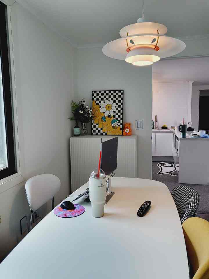 白を基調としたホームオフィス空間、シンプルな机と椅子が配置された清潔感のあるインテリア