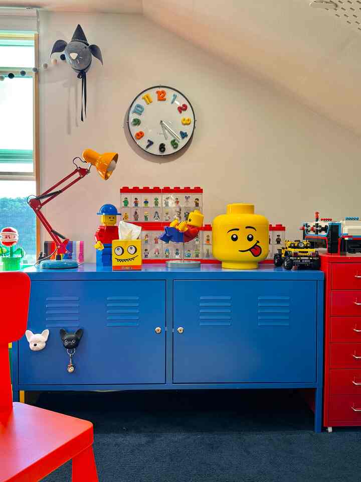 青いIKEA収納とカラフルなレゴ小物が配置されたロフトの子供部屋、活気ある雰囲気のインテリア
