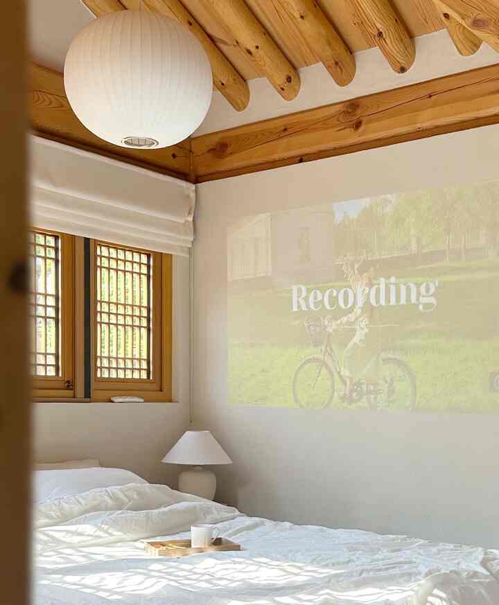 #오늘의힐링 
Pada suatu pagi yang cerah, saya menaikkan tirai dan membiarkan tempat tidur terkena sinar matahari. 
Sudah lama sejak saya mengeluarkan proyektor dan menyembuhkan diri sendiri💚
Kamar tidur terasa lebih nyaman dengan proyektor menyala🌞

#Ikuti saya #침실인테리어소품 #침실인테리어 #침실가구 #침대조명 #빔테리어 #오늘의집 #오늘의기록 #오늘의기록 #화이트우드침실 #화이트우드인테리어 #한옥인테리어 #한옥집 #한옥스타일 