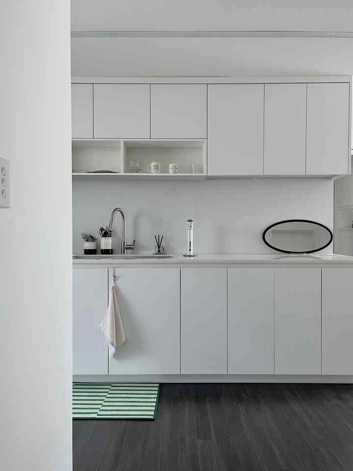 My white kitchen that many people like🤍

White 600-square matte tiles, white Meji,
White pet door, white film, ㅎㅎㅎ

Sometimes I want to do a European style with Jelly Ji tiles,
But it's pretty now, so I'll just live with satisfaction!

#20-pyeong interior #20평대아파트인테리어 
#20-pyeong apartment #20평대주방 #일자주방 
#Kitchen interior #주방 #주방조명 #주방정리 
#Kitchen storage #주방꾸미기 #주방리모델링 
#Kitchen accessories #주방타일 #주방템 #정수기 
#Untit #하슈타 #거울 #주방인테리어소품