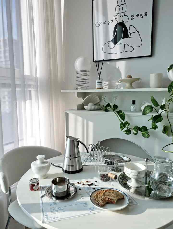 Terdapat home cafe zone di salah satu sudut ruang tamu, merupakan ruang di mana Anda dapat menikmati secangkir kopi nikmat sambil berjemur di bawah sinar matahari.
Ini bukan masalah besar, tapi menurutku menyenangkan bisa menghabiskan waktu sendirian. 

#Interior ruang tamu #거실 #거실꾸미기 #홈카페 #홈브런치 #홈카페존 #홈카페족 #홈카페꾸미기 #홈카페소품 #홈카페테이블 #화이트인테리어 #커피메이커 #모카포트 #오브제 #인테리어소품 #인테리어포스터 #플랜테리어 #거실테이블 #홈스타일링 #집꾸미기 #테이블데코 #테이블웨어 #테이블세팅 #신혼집 {23 #Dekorasi rumah pengantin baru } #30평대인테리어 #주방용품 #집에서제일바빠 #예쁜템최고야 #맞팔 