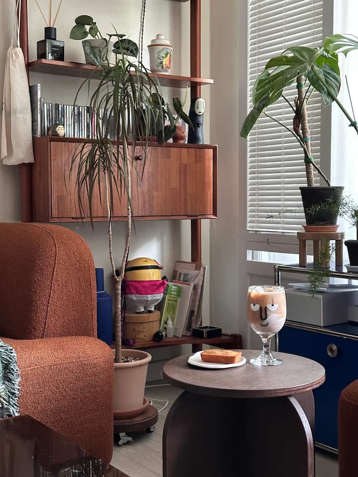 #Today’sHealing

Today too, I went out with my neighbor.
A cool rolled latte🤎

I ate all the beans
Ordered two packs,
Today is Friday! Excited!!

#Homestagram #Housegram #Homestagram #Homedecoration #Interiorgram #Homecafegram #HomecafeInterior #Homecafe #OntheTable #Homecafeplay #Planterior #Bedroom #BedroomInterior #Butler #Bedding #Wood Interior #Shelf #Shelf Interior #Rug #Room Decoration #Room Interior #Living Room #Living Room Interior