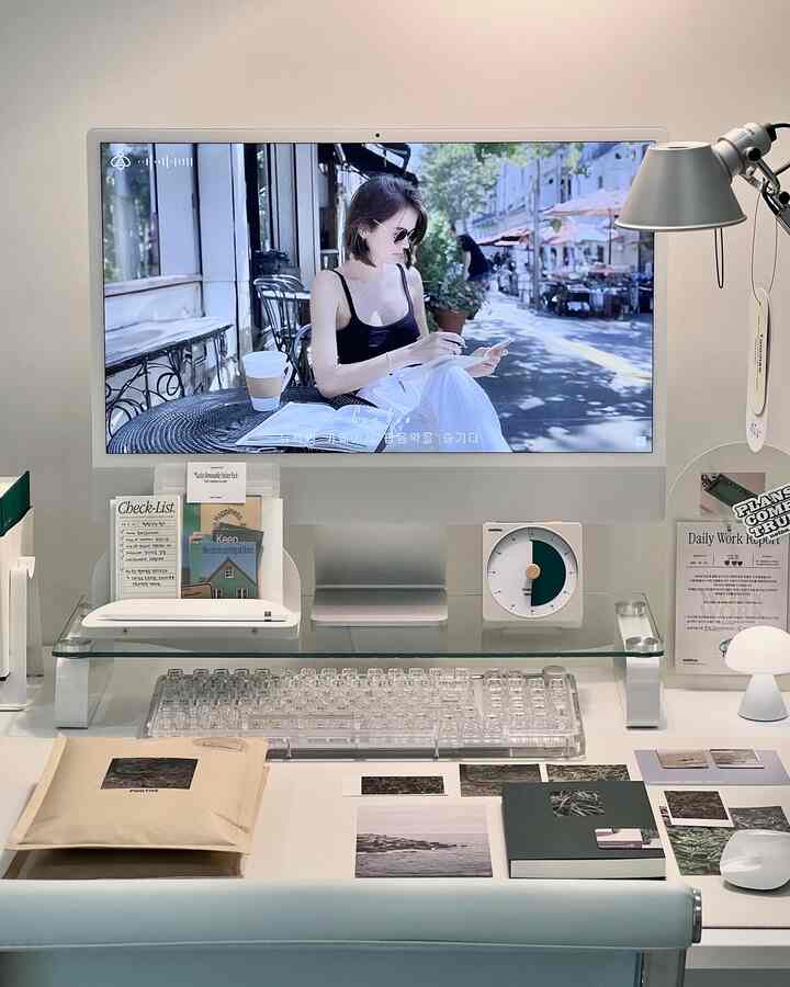 デスクでいっぱいのもの💚
14のブランドがコラボレーションして作ったポップアップ現場「ウォムウォン商社」を訪問し、私の目を引いた3つのブランドを紹介します！

📍する
「フォーカスオンタイマー」を紹介する過程が印象深かったブランドです。ブースに行くとすぐに一枚の紙を受け取りました。 K会社員なら疑いの余地なくこのレポートを全て埋めようと努力しただろうと企画者は知っていたでしょう。忙しい目の動子を動かして壁に付いていた手がかりを素早く見つけて答えを書き留めました！その過程でタイマーの効果、そして目的を知りました。

できるだけ効率的に集中して明日を私らしくしよう!!

時間に制限を置いて働けば集中力と効率性が増す効果を体験しようと購入を決めました🥰

📍デイオフプロジェクト
偶然知ったノンディ様のブランド。すでに有名なので、ノンディ様のデスクを見るために多くの方々が訪れました。勉強を始める時、気になるよりは装備がある(?)を先にする私としてはデイオプロジェクトの全ての装備を全て揃えた欲求が吹き抜け✨

一番欲しかったペントレーとドアプレートを獲得しました！チェックリストのメモをよく使って、私も私の仕事にもっと集中してみましょう。

📍カインドオブサマー
自然を撮る写真作家だったデザイナー。写真の中で感じることができた静けさと平和、休みだからなのか、ずっと目を引いたブランドでした。激しく生きていく現実だが、記録する瞬間だけは静かになりたくて…。

そしてレコートノートの表側のステッカーがつけてから抜けることができるリユーザーブルステッカーだからもっと魅力的でした！ 3つのステッカーを気分に応じて使い替える予定です〰️

デスクで私と会話する時間を持ってください✨




＃デスクテリア 