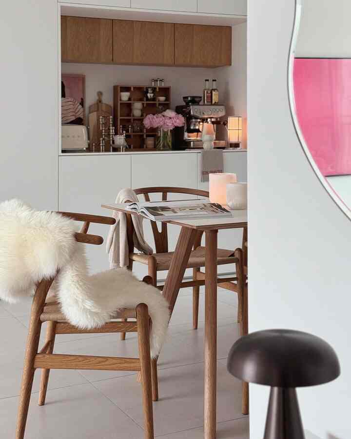 Dining area💗

＃アントレディション＃イケア＃hay＃cph30＃ダイニングルーム＃ダイニングルーム＃ウレルスレブ＃羊毛ラグ＃エモーションホワイト＃テーブルテリア＃オブジェ＃ブレヴィル876＃ブレヴィル＃コーヒーマシン＃カップボード＃カップ棚＃ホームカフェ＃ホームカフェゾーン＃キッチンシェルフ 