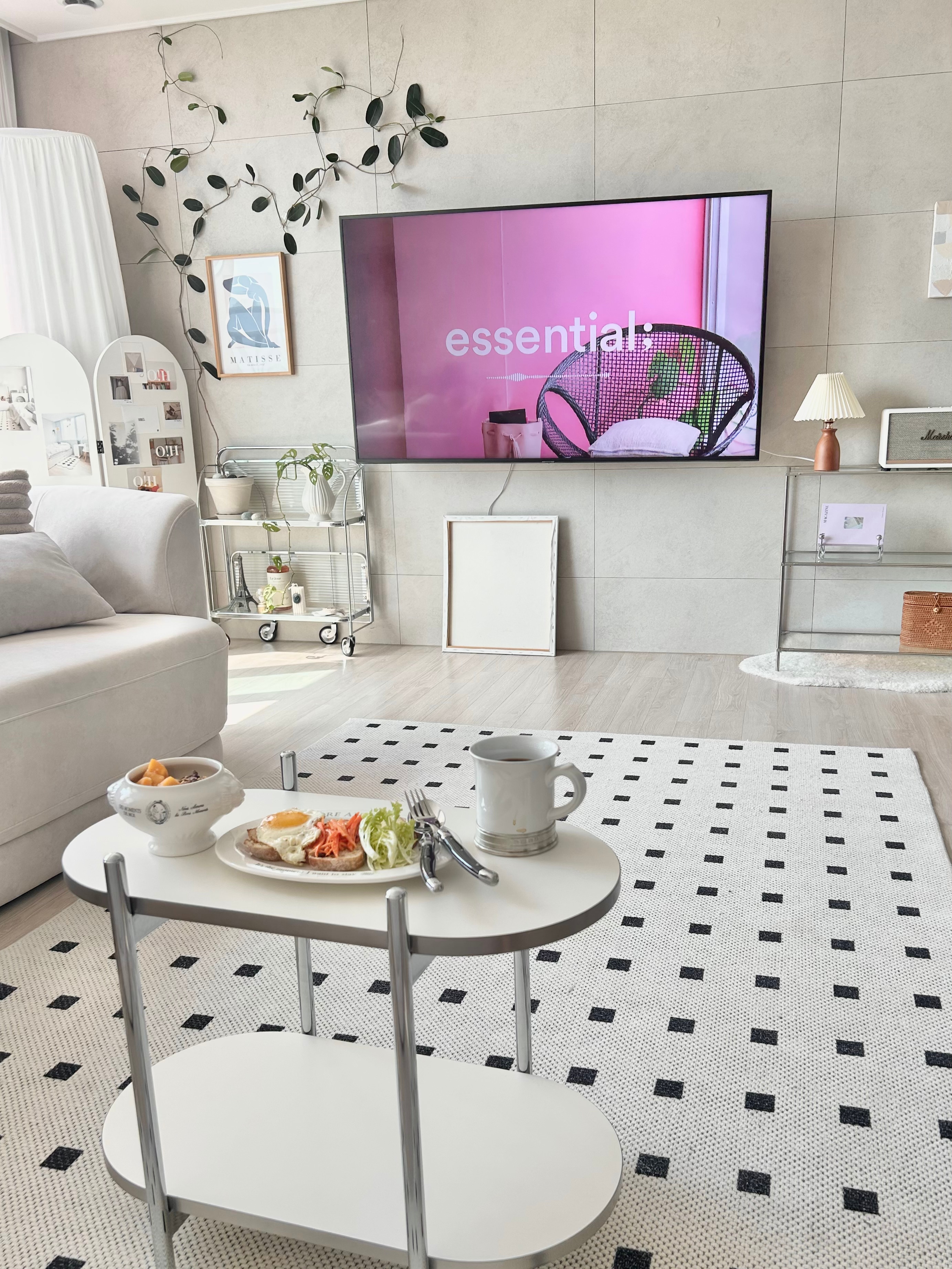 Mid-Century Round Two-Tier Side Table user photo