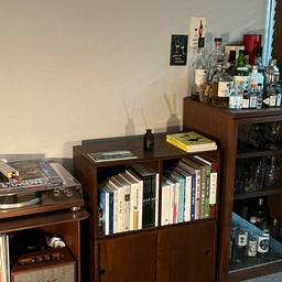 책을 읽을 수 있는 lp 바 컨셉의 술방
#아파트 #신혼부부 #신혼부부인테리어 #신혼부부술방 #술방 #lp #lp플레이어 #lp수납장 #lp장 #lp턴테이블 #턴테이블 #홈카페 #홈바 #책상정리 #책장 #책꽂이 #무인양품 #무인양품수납  #무인양품추천템 #도잠 #수납장 #마샬스피커 #아파트인테리어 #홈바인테리어 #홈바꾸미기 #술장고 #술집인테리어 