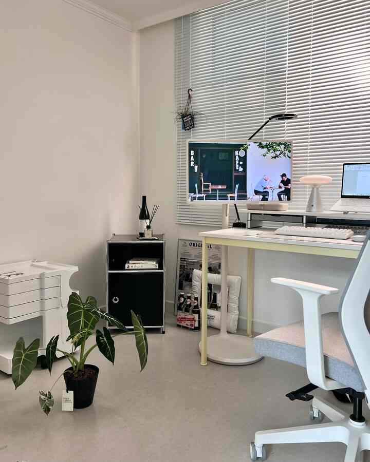 ホームオフィスでスタンバイを活用してみました。
いいですね。 🥰雰囲気は2つ違う！  #스탠바이미 #stanbyme #라이프스타일스크린 #프라이빗스크린 #personalscreen #lifestylescreen #LGTV  #인테리어가전 #스마트스크린 #모던인테리어 #화이트인테리어 #집꾸미기 #서재 #서재인테리어 #홈오피스 #책상꾸미기 #데스크테리어 #장판 #데코타일 #협탁 #모듈가구 #책상