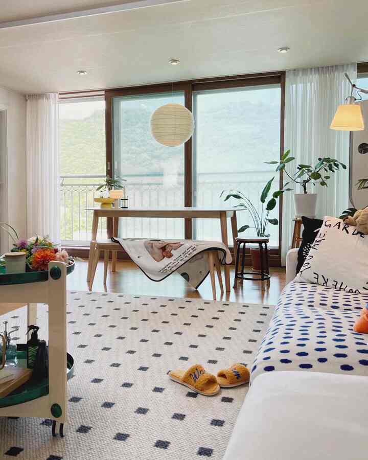 福岡旅行に行ってから連れてきたアカリ照明D45

もともと緻密な竹肉が魅力的な45Aが欲しかったのに…。
福岡LT店には売り切れニュース😭

ショールームでハンギング照明をしばらく悩んでいるようです。
非定型シェイプのD45に連れてきました。    #거실조명추천 