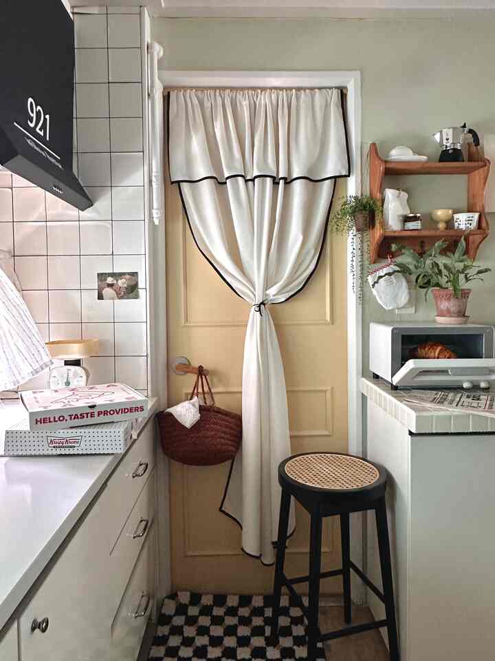 隠しカーテン一つで様々な家空間でできる 
スタイリングを紹介します:)

ドアの前に歩いてリボンで縛ってくれればラブリーなムードで、
作り付けの中に雑動サニを覆う用途に！
ブラックラインがシンプルに魅力的なデザインなので  #프렌치인테리어 #모던인테리어 #화이트인테리어 #집꾸미기 #방꾸미기 #인테리어 #프렌치무드 #홈패브릭 #홈스타일링