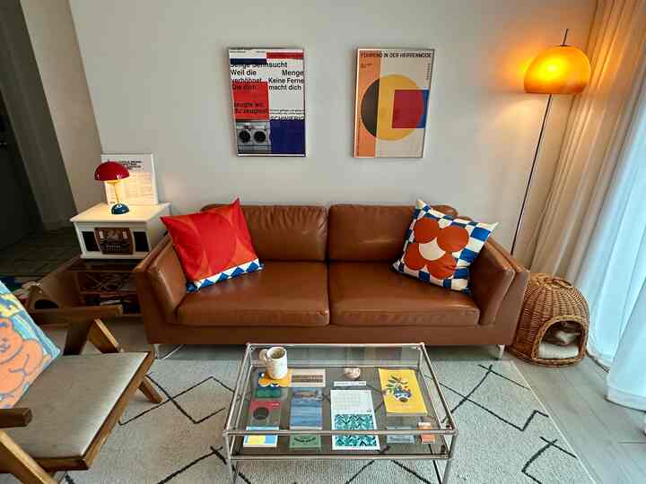 🔴Warna-warni🟠Manis🟡Warna-warni🟢Ruang Tamu🔵

Hari ini mendung🌧️
Pada hari-hari seperti ini, saya menyalakan pencahayaan tidak langsung di dalam ruangan dan minum secangkir kopi. 
Cocok untuk bekerja sambil membaca buku atau mendengarkan musik jazz.

Seiring berjalannya waktu dan bertambahnya usia, saya tampaknya menjadi lebih introvert.

Saya ingin dikurung di rumah setelah operasi herniasi diskus.
Ini tidak membuat frustrasi atau membosankan seperti yang diharapkan.

Membawa warna ke tempat yang Anda lihat 
Saya mendapatkan dampak yang lebih baik.

Saya pikir desain interior adalah sesuatu yang saya cari seperti bernapas.

Dan sekarang saya pikir saya akhirnya menemukan gaya saya sendiri.
Jika Anda sudah mengikuti tren sejauh ini,
(Tentu saja, ini masih terkait dengan tren;;)

Hal-hal kecil yang telah saya kumpulkan sejauh ini 
Semuanya berwarna cerah. 
Tidak cocok dengan gaya interior sebelumnya (natural vintage). 
Saya telah hidup dalam persembunyian.

Sekarang ada magnet warna-warni, lencana, dan buku anak-anak. 
Inilah interior yang meresapi segalanya..! Saya menjadi yakin.

Warna-warna netral di lemari berangsur-angsur menghilang dan menjadi cerah dan penuh warna..!

Meski ini adalah kehidupan dengan batasan berbaring,
Saya harap hidup Anda menjadi lebih cerah karena rumah Anda menjadi lebih cerah :)

#Foto pemandangan hari ini #Rumah masa kini #Ruang tamu #Interior ruang tamu #25 pyeong #Apartemen 25 pyeong #Ruang tamu 25 pyeong #Apartemen #Renovasi ruang tamu apartemen #Interior ruang tamu apartemen #Dekorasi ruang tamu apartemen #Pertengahan abad #Pertengahan modern abad #Interior abad pertengahan #Interior berwarna #warna-warni #warna terrier #warna-warni #kucing #rumah dengan kucing