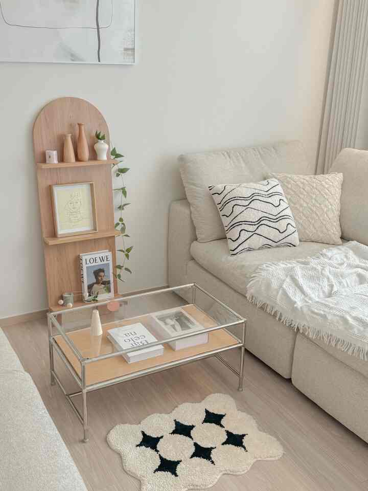 ベージュと木目調のリビング、ベージュのソファとガラスのコーヒーテーブル、ナチュラルでモダンな雰囲気のインテリア