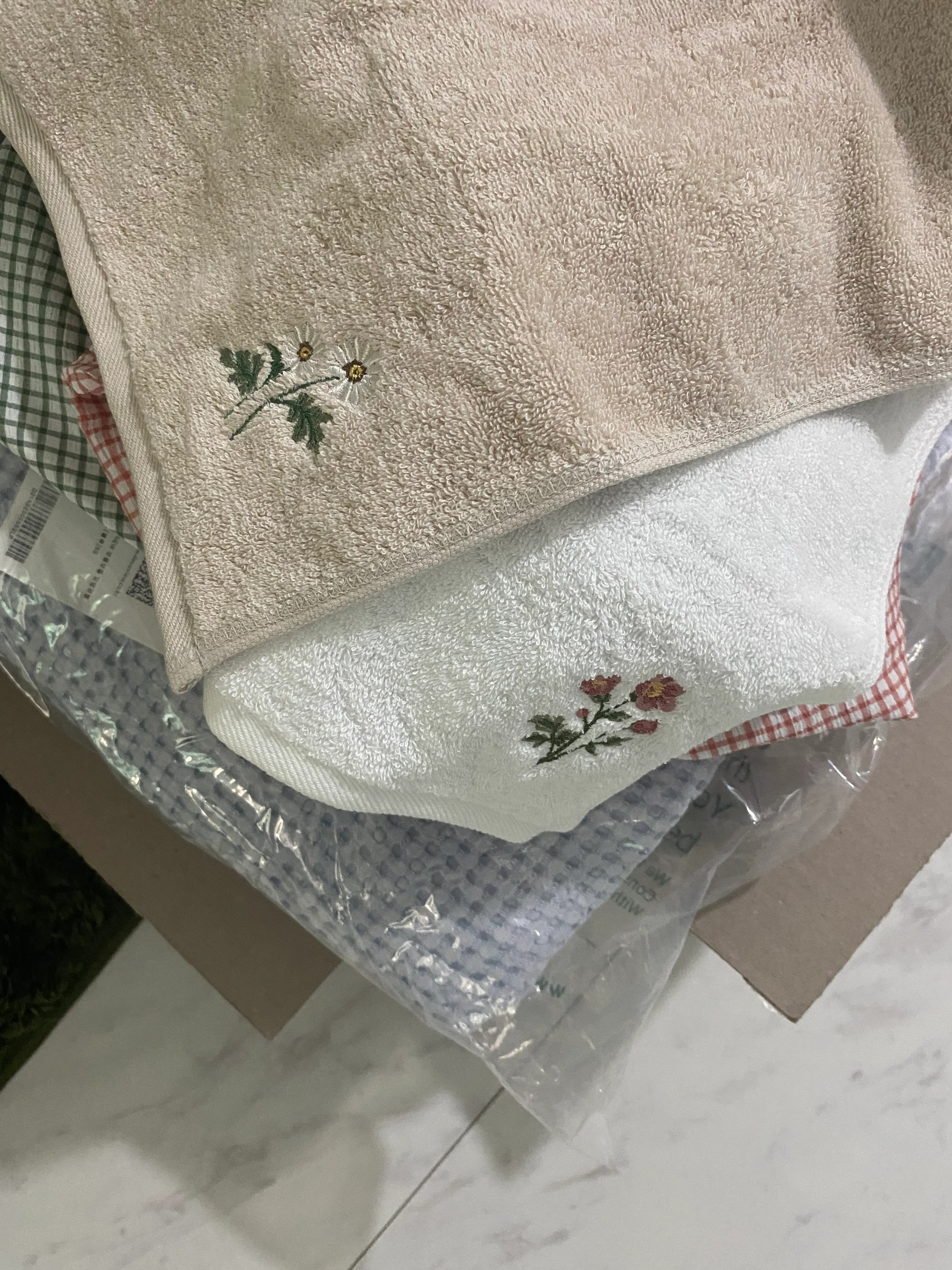 Daisy Embroidered Kitchen Towel Set (2-Pack) user photo