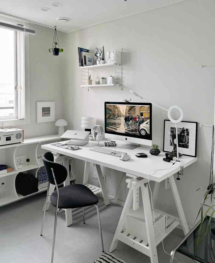 明るいホワイトトーンのホームオフィス、シンプルな黒白家具が配置された清潔感のある在宅勤務スペース