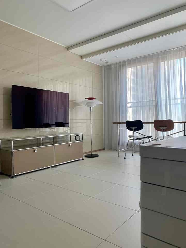 私の家のリビングルーム❤️

30ヶ月の赤ちゃんの3人世帯
準新築25平衡アパートリビングルーム！

できるだけ広く見えるように
細かい小物なしで家具で満たした😍

ベビールームを取り除き、初めて家具が所定の位置を見つけた🫶🏻

新婚家具として購入した＃usmhaller、＃se68、＃リチャードランパートテーブル、そして出産準備で買った＃blineトロリーはとても満足しています👍🏻
＃バイヘイデイソファは後悔の後に革のソファを買おう！
カバーはブランケットです。
#キティバニーポニーブランケット 
