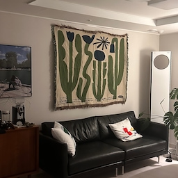 #오늘의우리집
밤은 낮과 또 다른 느낌
아르떼미데 조명은 은은하게 빛이 퍼져서
여전히 질리지 않고 잘 쓰는 중 💡
블랭킷을 붙여두면 답답하지 않을까 했는데
전혀 그런것 없이 싱그러움 가득한 거실 완성🌿
액자가 조심스럽다면 블랭킷을 붙여보세요
근사한 인테리어가 완성됩니다 :)
#20평대인테리어 #20평대아파트인테리어 #20평대거실 #여름인테리어 #여름맞이 #블랭킷 #메이그마티 #리틀띵스 #뚜누 #리튼 #아르떼미데 