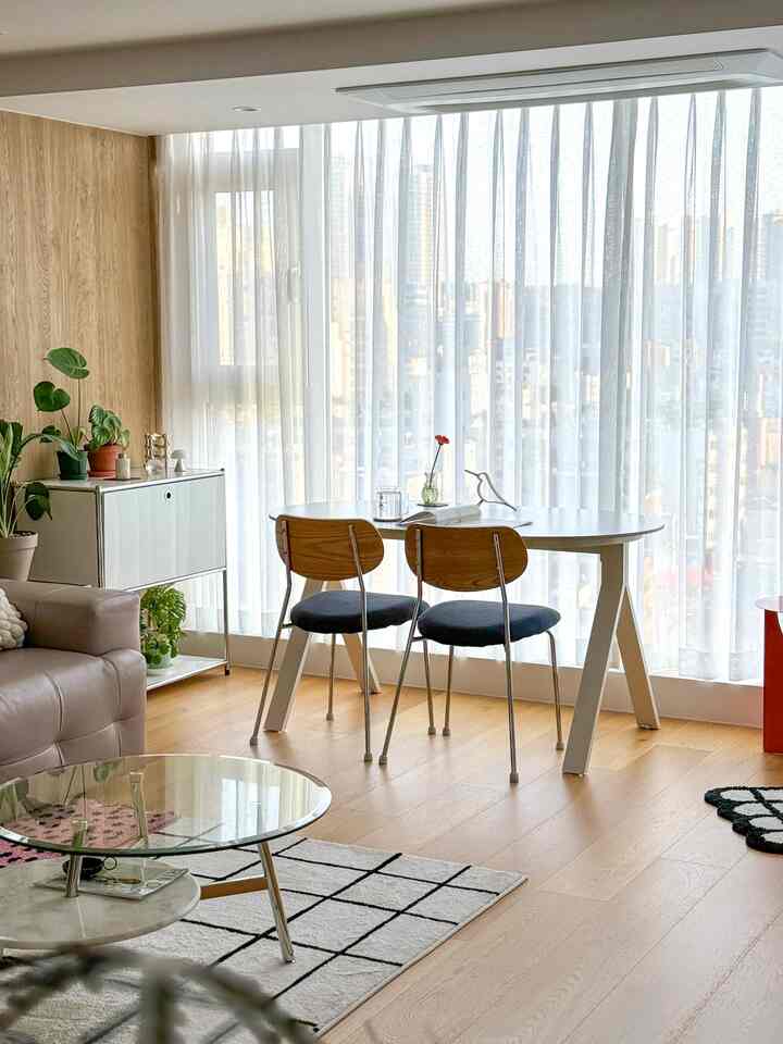 #제품제공 
私たちの家の通昌ビューを200％楽しむことができる新賞！
「ダウニングシエル1400ポセリンセラミックダイニングテーブル」をご紹介します🥰
受け取ったらすぐにリビングルームに設置しましたが、作業するときや食事をするときなど
ほぼ作り付けのように座っていると思います🫶

実際に使ってみて感じたメリットなら！
最初の広い楕円形の天板に丸められた 
コーナーでスリムなデザインです➿
ソフトなホイップクリームカラーとカーブのデザインだ🤍
家のどこに置いても本当に似合います。

二つ目は耐汚染性とスクラッチに強いです❗
12Tの統セラミックなので耐熱性はもちろん汚染にも強くて
食事の際には何の心配もなく使えます。

最後は使いやすく、デザインまで考えた高さ調節レベラー！
高さ調整レベラーが馴染んだデザインが多いのに 
シエルポセリンセラミックダイニングテーブルは、高さ調整レベラーを脚の内側に 
隠しておいてディテールまで気にしましたよ👍

私の家のトンチャンと本当に似合う 
ダウニング新賞シエルセラミックダイニングテーブル！
一見しても、きれいなデザインの色です。
本当に長くお世話になっています:) #포세린세라믹식탁 #4인용식탁 #6인용식탁 #집꾸미기 #화이트인테리어 #신혼가구 #신혼식탁 #신혼가구추천 #세라믹식탁 #식탁추천 #거실인테리어 #거실테이블 #table #집에서제일바빠 #맞팔 #집꾸미기 